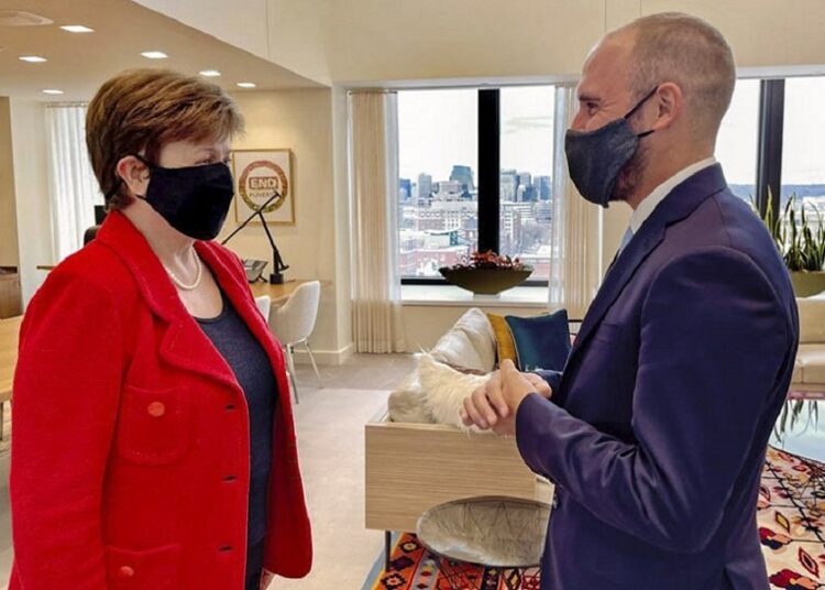 Argentina busca negociar la deuda en medio de una crisis interna del FMI