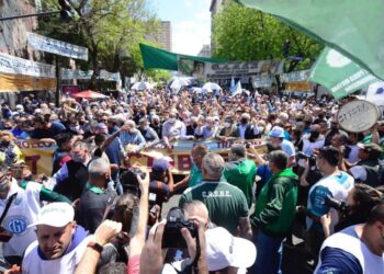 Impactante movilización. La CGT marchó en unidad por producción, trabajo y advirtiendo contra la pérdida de derechos