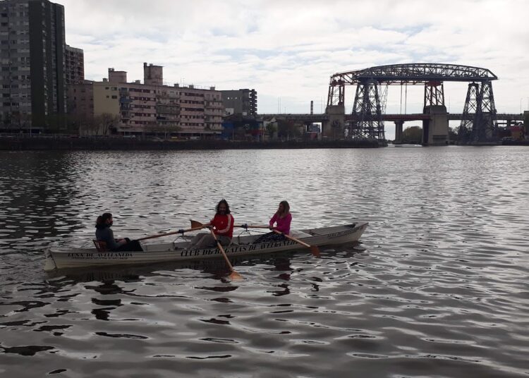 Regatas Almirante Brown: remo, Riachuelo y conciencia