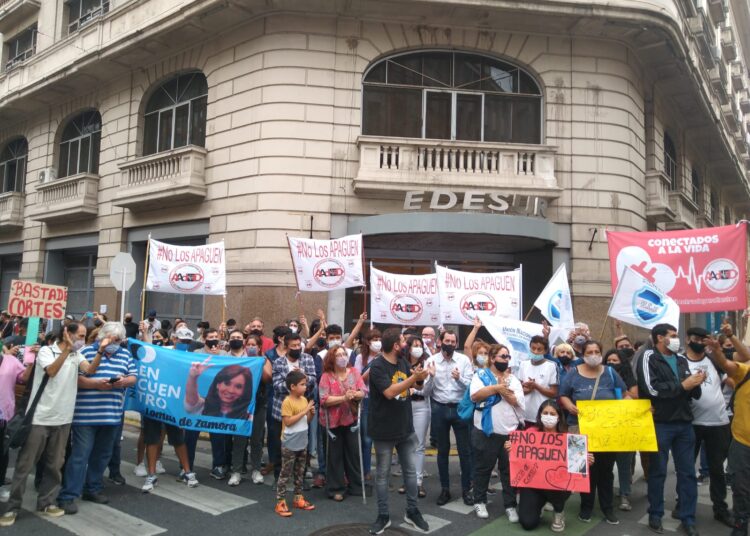Manifestación frente a Edesur. Reclaman que se revisen las concesiones del servicio eléctrico