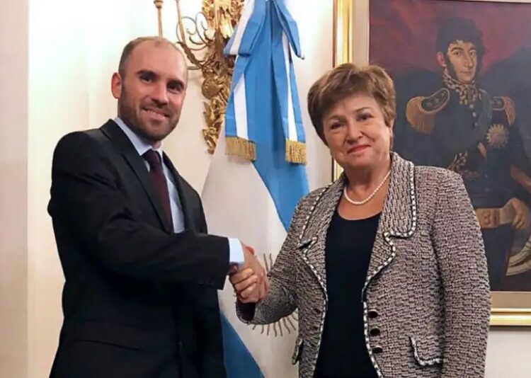 Fuerte ajuste del gasto estatal antes de acordar con el FMI