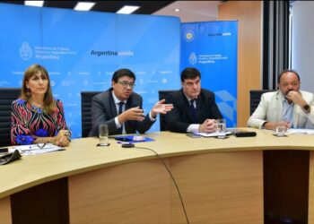 Salario Mínimo. Aumento del 45% en cuatro tramos, incluye cláusula de revisión