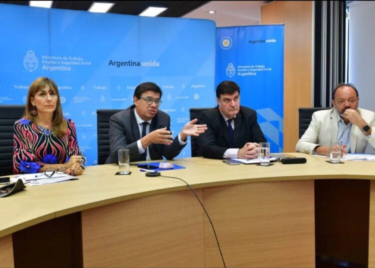 Salario Mínimo. Aumento del 45% en cuatro tramos, incluye cláusula de revisión