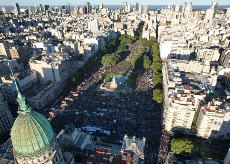 8M, la huelga y la deuda