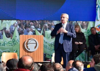 Acto en la UOCRA. Alberto Fernández respaldado por un sector del sindicalismo