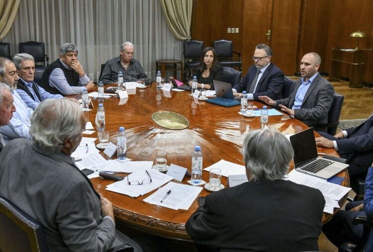 Descomprimir tensiones. El Gobierno adelanta tramos del Salario Mínimo