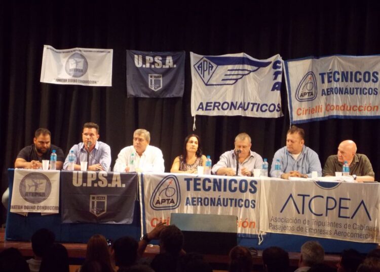 Gremios aeronáuticos reclaman reapertura de paritarias en Aerolíneas Argentinas