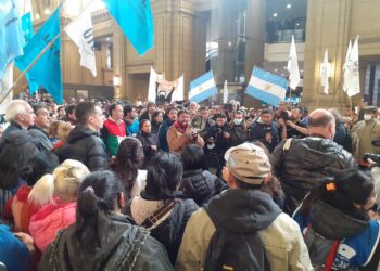 Movimientos sociales promueven el debate por el salario básico universal