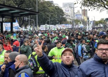 Marcha de CGT, CTA y Movimientos sociales. Una multitud contra formadores de precios, en defensa del salario, demandas de mayor firmeza al gobierno