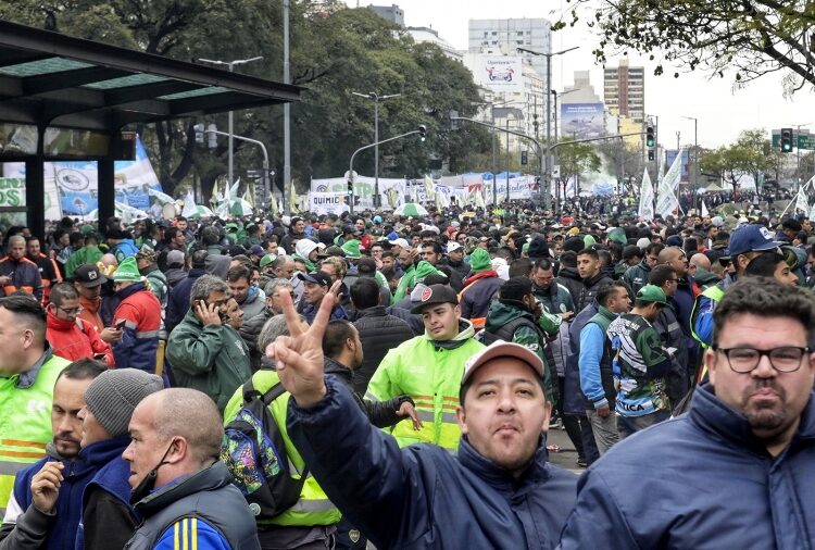 Marcha de CGT, CTA y Movimientos sociales. Una multitud contra formadores de precios, en defensa del salario, demandas de mayor firmeza al gobierno