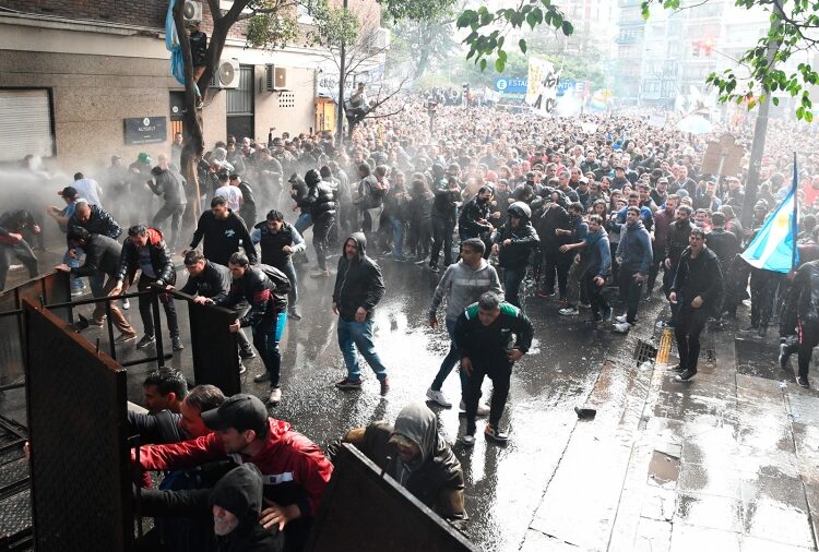 Masivas manifestaciones en todo el país y represión en Capital