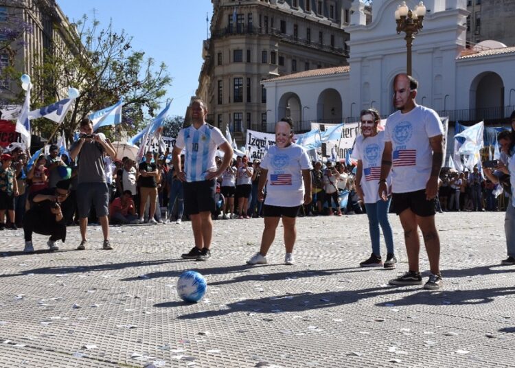 La Patria vs el Fondo. El partido contra el ajuste que se jugó en Plaza de Mayo