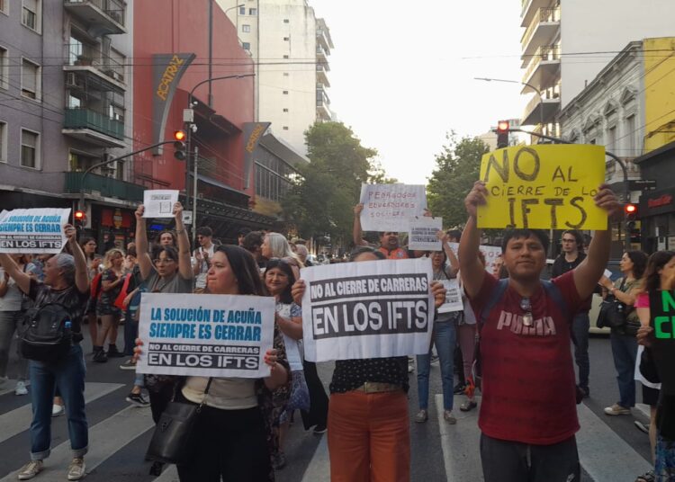 Rechazo a la eliminación de carreras en institutos de formación