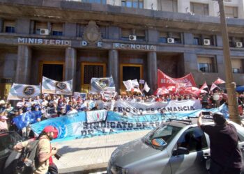 Multitudinaria presencia sindical en la Radio Abierta en el Ministerio de Economía. Massa tiene la palabra