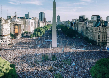 Multitudinario recibimiento argentino a los campeones mundiales