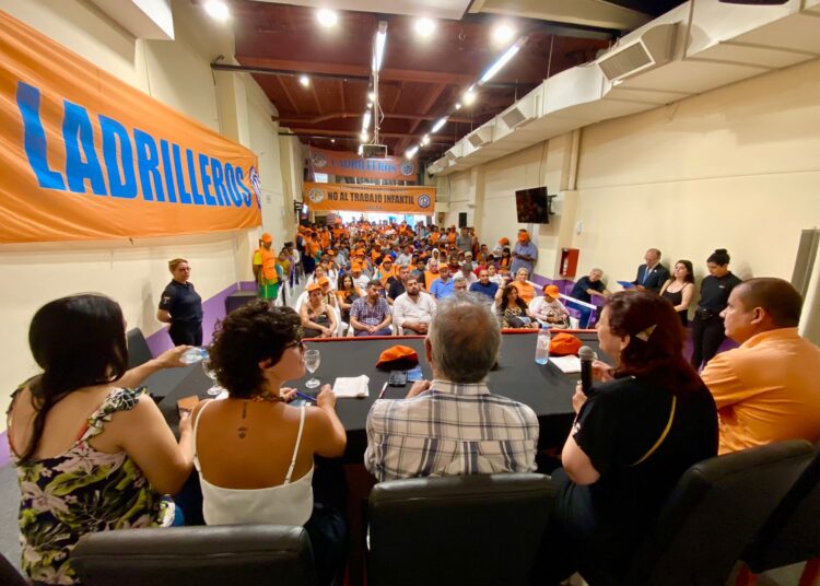 Asamblea gremial ladrillera con presencia de Kelly Olmos