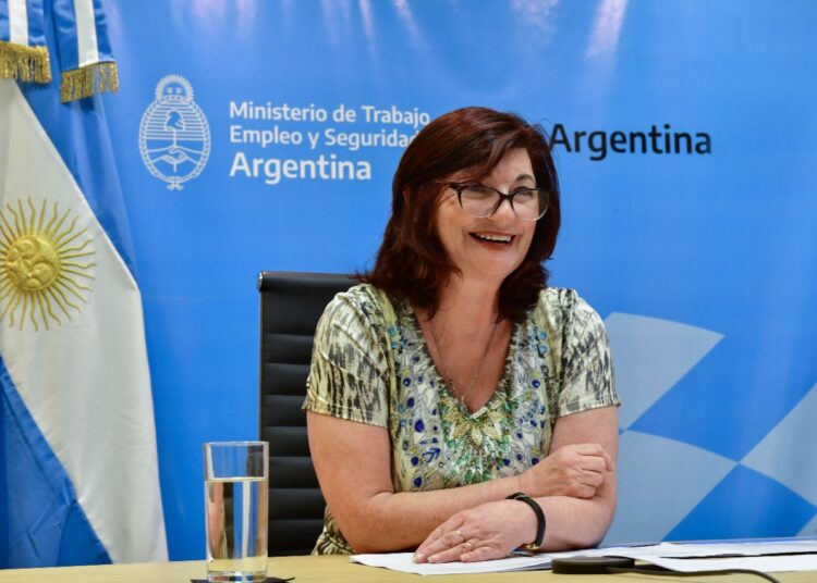 Kelly Olmos: “El discurso neoliberal de que hay que eliminar derechos para crear empleo es absolutamente falso”