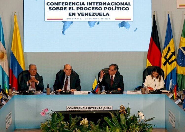 Petro busca reactivar el proceso de diálogo en Venezuela