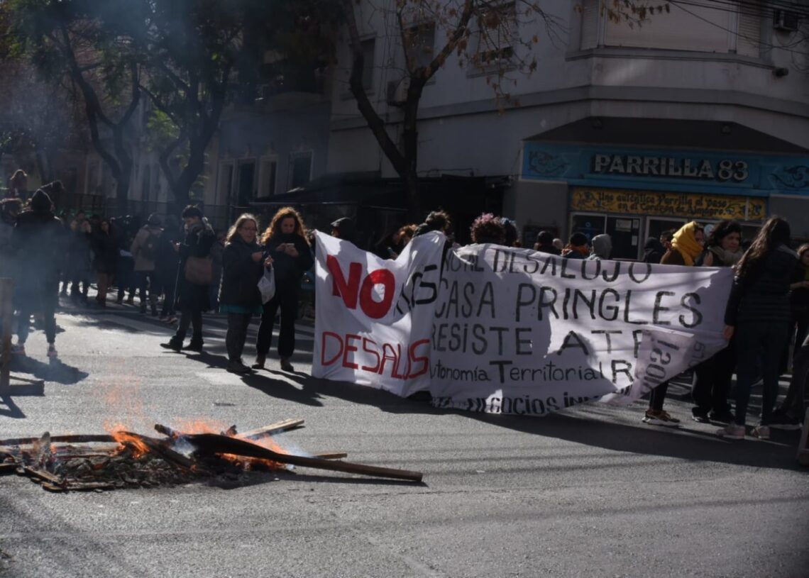 Desalojan Casa Pringles. “Estamos resistiendo, nos quieren llevar presas”