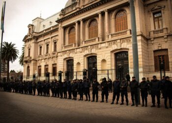 Ensayos de un peligroso futuro