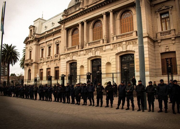 Ensayos de un peligroso futuro