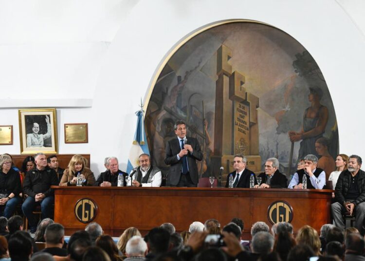 Massa y Rossi visitaron y recibieron el apoyo de la CGT: “El primer desafío es defender el salario”