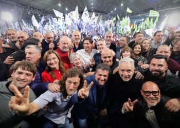 Kicillof tuvo un potente acto gremial en Ensenada respaldando su candidatura