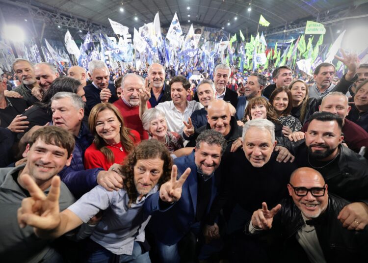 Kicillof tuvo un potente acto gremial en Ensenada respaldando su candidatura