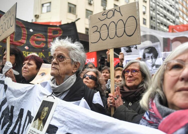 Crónica y voces de una jornada contra el acto negacionista