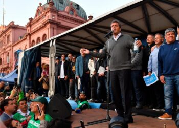 Massa: Cirugía mayor en el Impuesto a las Ganancias, un apoyo gremial amplio y una campaña que arranca