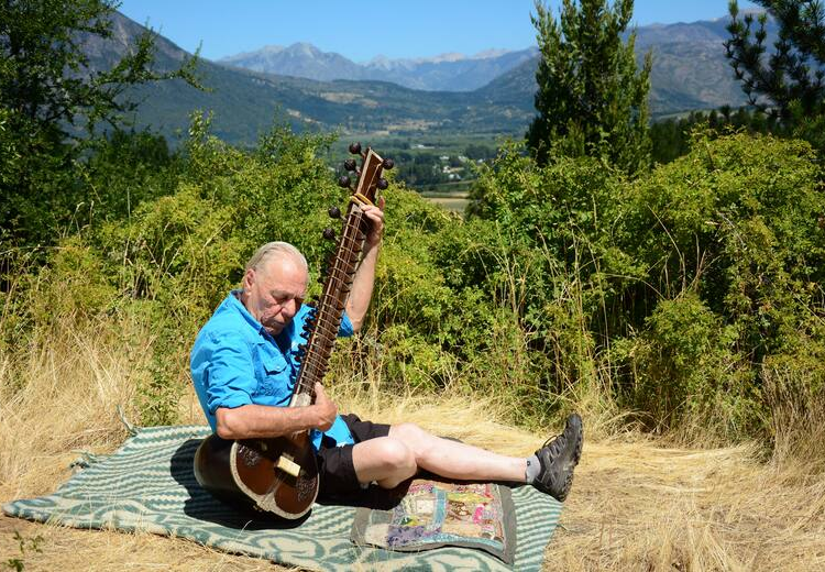 Mike Cooke, el sitarista inglés que pudo haber sido parte de Sumo y hoy es músico de culto en El Bolsón