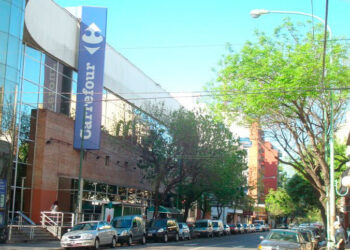 Carrefour despidió a una directiva y delegada de Comercio: “Es arbitrario, antisindical y violento”