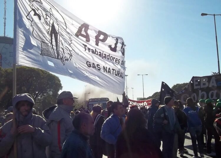 Sin acuerdo paritario, crece el conflicto en la industria del gas