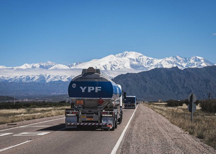 Entregar YPF: el plan de Caputo para desarmar las Leliq