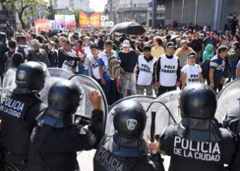 Con un desmesurado despliegue represivo las organizaciones sociales finalmente llegaron a Plaza de Mayo