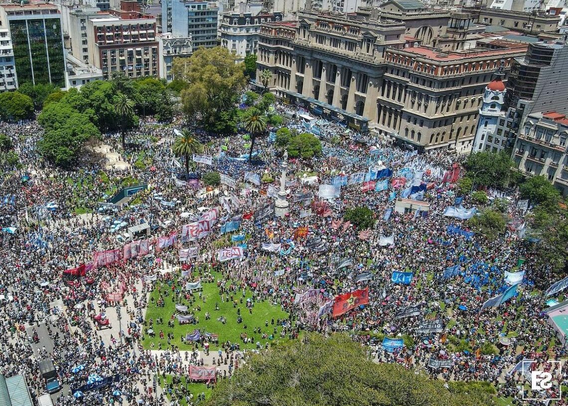 Contundente movilización del movimiento obrero rechazando mega DNU de Milei