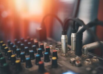 ¿Cómo afecta el proyecto de Ley Ómnibus a la libertad de expresión y el derecho a la información?