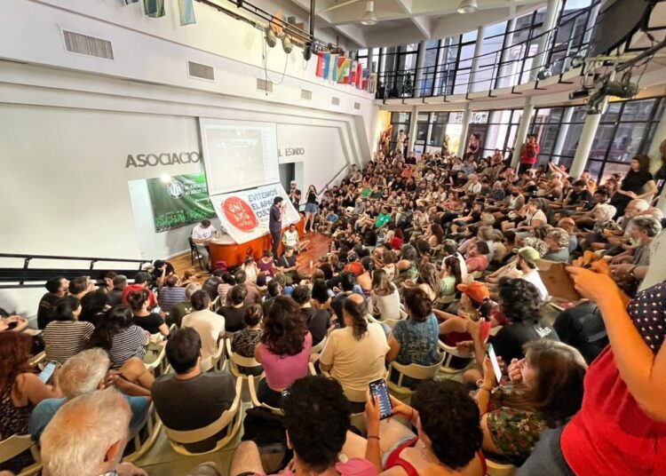 Convocan a cacerolazo cultural contra el DNU y la Ley Ómnibus de Milei