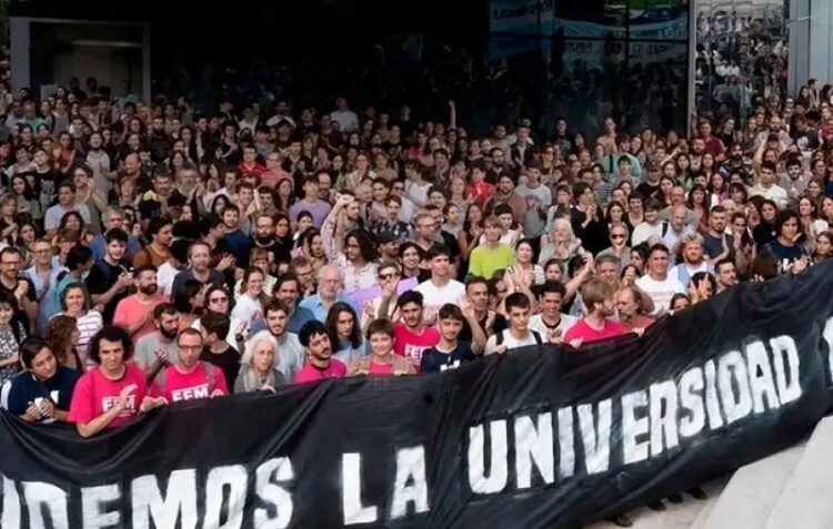 Marcha Universitaria – Transmisión Especial de Radio Gráfica