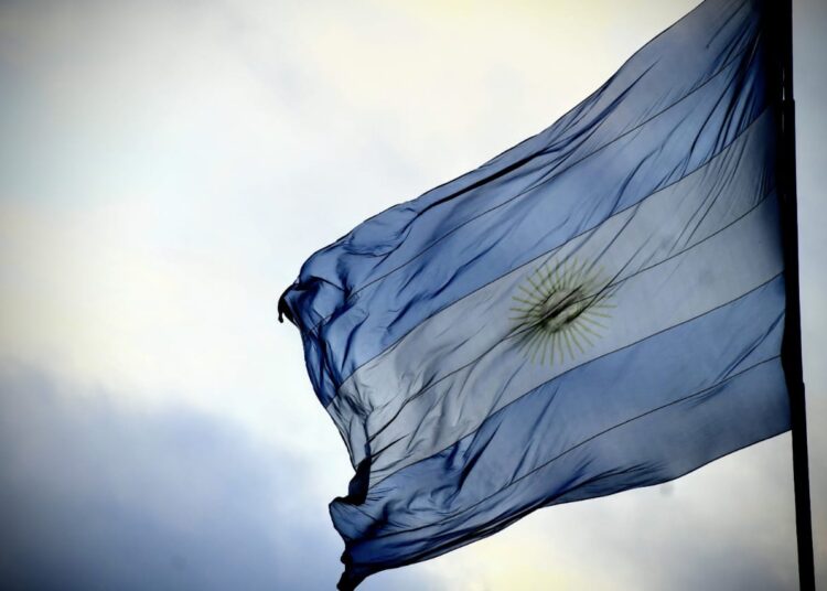 No es la economía bimonetaria, ni la dolarización, ni la escasez de divisas; es el colonialismo, estúpidos