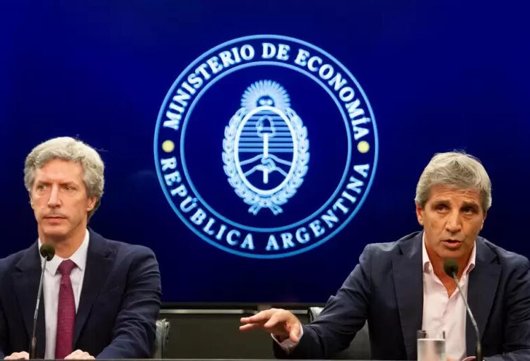 Devaluacionistas y dolarizadores