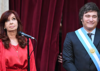 Cristina y Milei en el ring: economía bimonetaria, peronismo desordenado y la paradoja del “liberalismo autoritario”