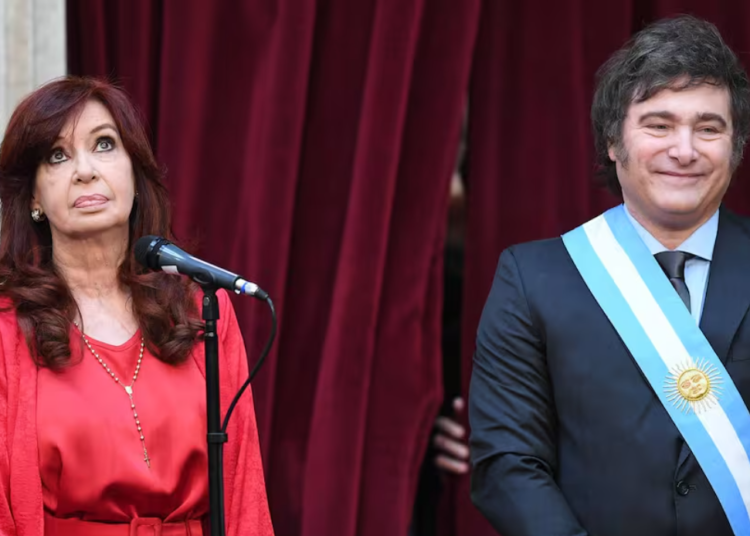 Cristina y Milei en el ring: economía bimonetaria, peronismo desordenado y la paradoja del “liberalismo autoritario”