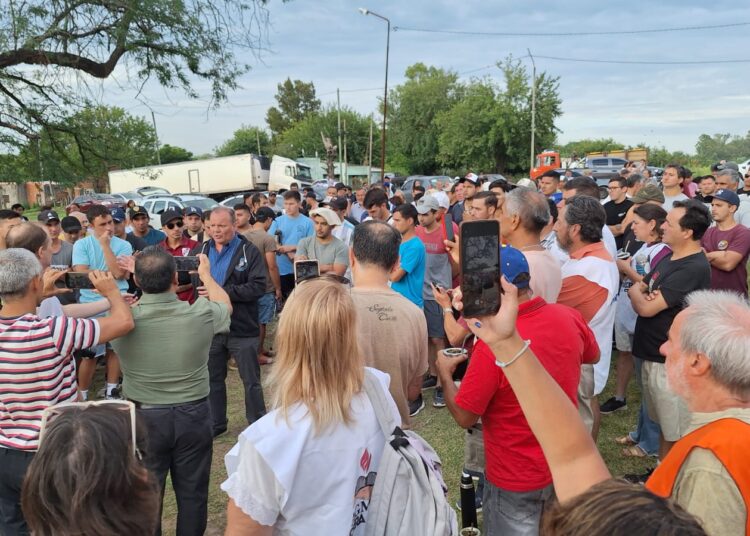 Despidos en Granja Tres Arroyos: “Nos extorsionan para que aceptemos una rebaja salarial”