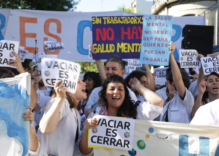 Multitudinario abrazo al Hospital Bonaparte: “Vaciar es cerrar”