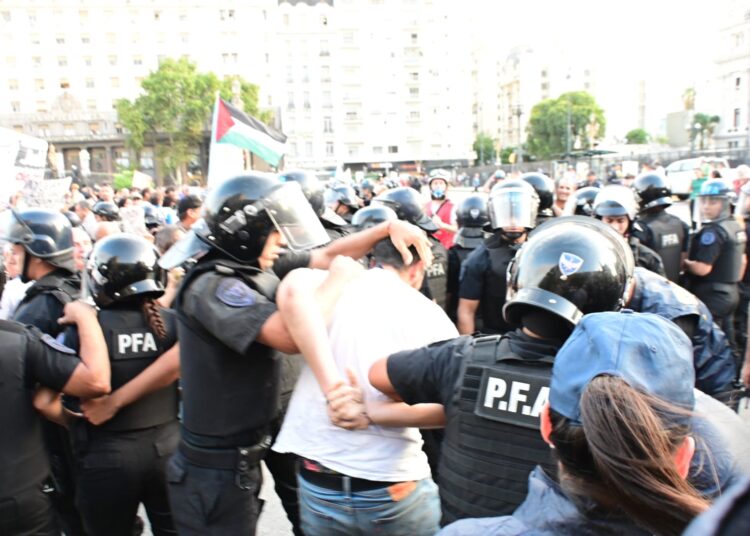 Represión y dos detenidos en la Marcha de los Jubilados