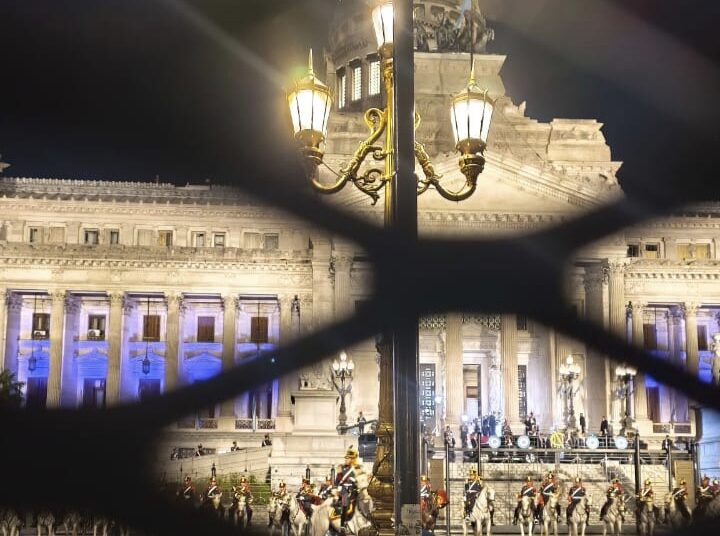 Apertura de sesiones ordinarias: una plaza desangelada, sin militancia, con curiosos y muchos policías