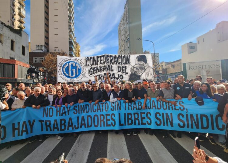 El trabajo es sagrado. Inmensa marcha en la previa del 1 de Mayo