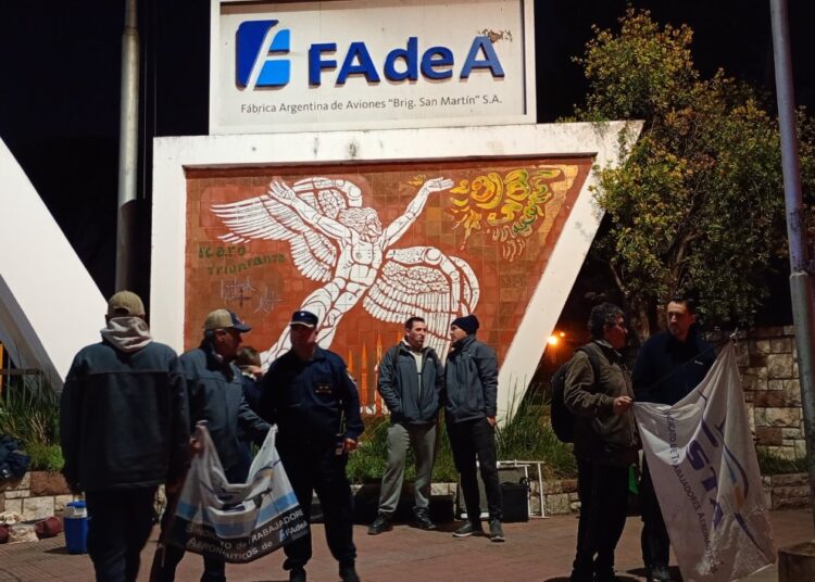 Reclamo salarial en FAdeA y preocupación por el futuro de la empresa
