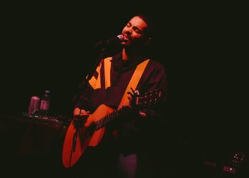 Juane Pelegrin y una noche pendenciera en Ortuzar: “Brindemos por lo malo, que lo bueno está por llegar”